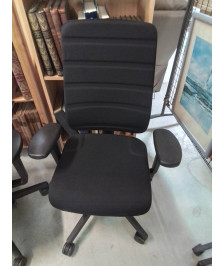 FAUTEUIL DE BUREAU A ROULETTES DOSSIER ET ACCOUDOIRS AJUSTABLE RÉSINE ET TISSU NOIR