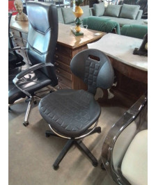CHAISE D’ATELIER A ROULETTES PIVOTANT RÉSINE NOIR ET MÉTAL CHROMÉ 