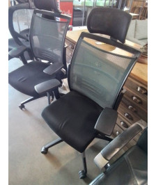 FAUTEUIL DE BUREAU ROULETTES DOSSIER ACCOUDOIRS ET TÊTIÈRE REGLABLE RÉSINE ET TISSU NOIR MAJENCIA