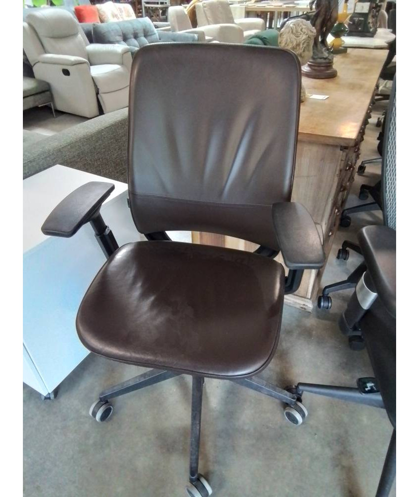 FAUTEUIL DE BUREAU A ROULETTES RÉSINE NOIR ET CUIR CHOCOLAT DOSSIER ET ACCOUDOIRS RÉGLABLE STEELCASE