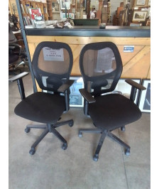 FAUTEUIL DE BUREAU A ROULETTES RÉSINE ACCOUDOIRS ET DOSSIER RÉGLABLE TISSU NOIR AJOURÉ 