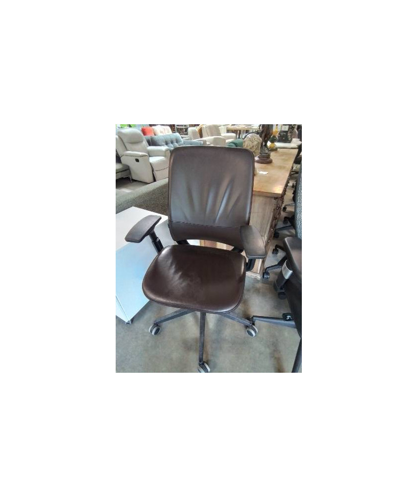 FAUTEUIL DE BUREAU A ROULETTES RÉSINE NOIR ET CUIR CHOCOLAT DOSSIER ET ACCOUDOIRS RÉGLABLE STEELCASE