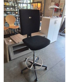 TABOURET D’ATELIER A ROULETTES PIVOTANT RESINE ET TISSU NOIR DOSSIER RÉGLABLE 