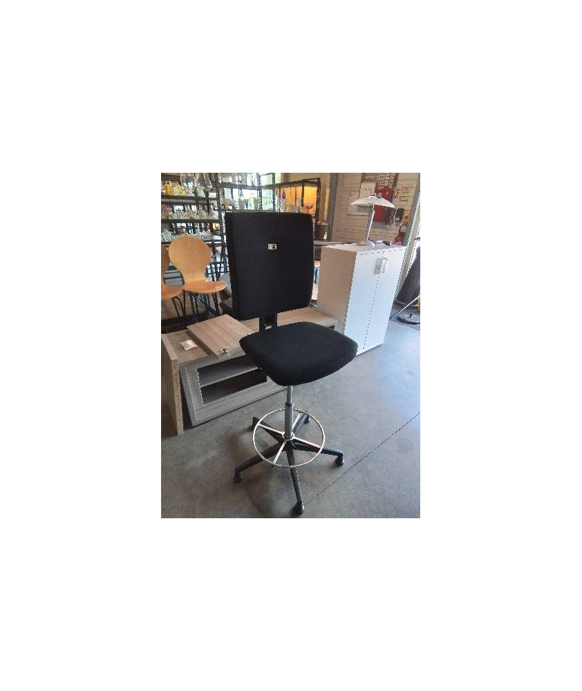 TABOURET D’ATELIER A ROULETTES PIVOTANT RESINE ET TISSU NOIR DOSSIER RÉGLABLE 