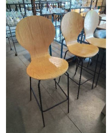 TABOURET DE BAR PIÈTEMENT MÉTAL NOIR ASSISE BOIS CLAIR 