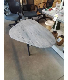 TABLE BASSE TRIANGULAIRE BOIS TAUPE PIÈTEMENT MÉTAL NOIR