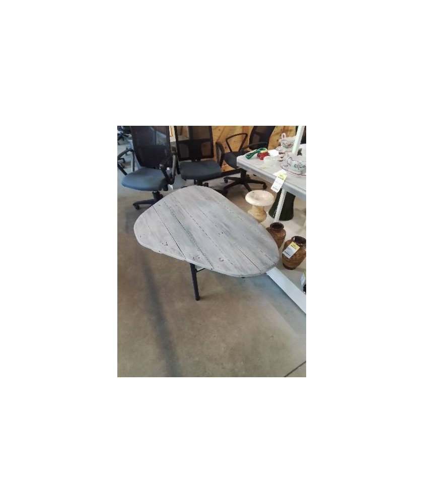 TABLE BASSE TRIANGULAIRE BOIS TAUPE PIÈTEMENT MÉTAL NOIR