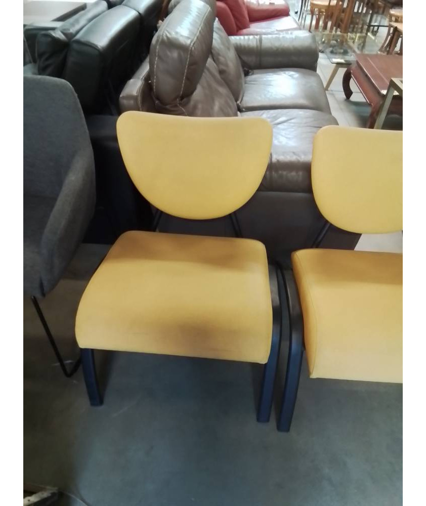 CHAISE D’ACCEUIL PIÈTEMENT MÉTAL NOIR ASSISE ET DOSSIER PU JAUNE