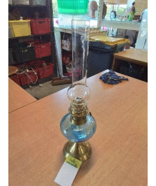 LAMPE A PÉTROLE LAITON ET VERRE TEINTÉ BLEU