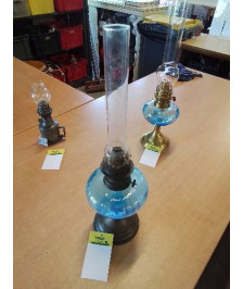 LAMPE A PÉTROLE MÉTAL ET VERRE TEINTÉ BLEU