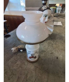 LAMPE OPALINE ET MÉTAL DORÉ DÉCOR A LA VOITURE