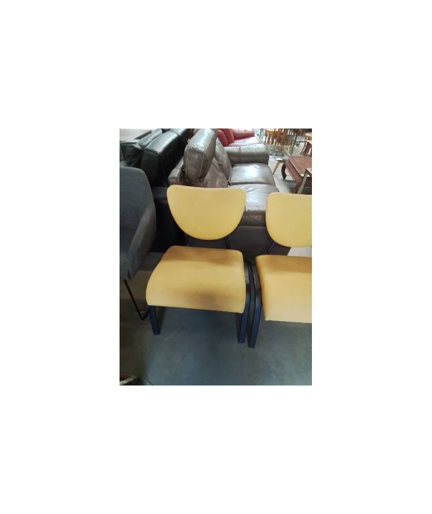 CHAISE D’ACCUEIL PIÈTEMENT MÉTAL NOIR ASSISE ET DOSSIER PU JAUNE