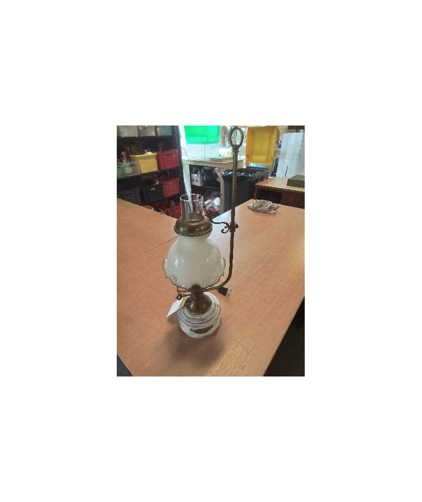 LAMPE A PETROLE ÉLECTRIFIÉE BOIS CÉRUSÉ LAITON ET VERRE BLANC AMERICAN COOP 1850
