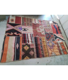 TAPIS AVEC MOTIF COLORÉ 
