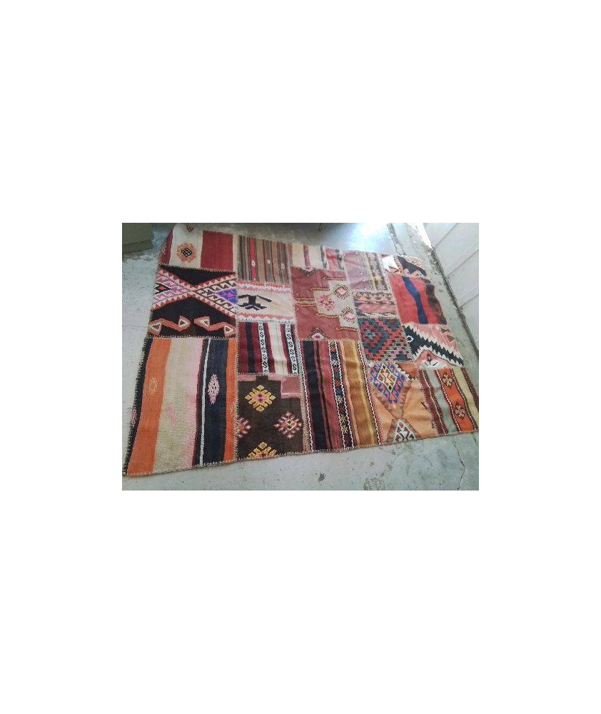 TAPIS AVEC MOTIF COLORÉ 