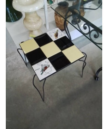 TABLE BASSE CARRÉE PIÈTEMENT MÉTAL NOIR PLATEAU CARRELÉ JAUNE ET NOIR DÉCOR AUX OISEAUX ANNÉES 50