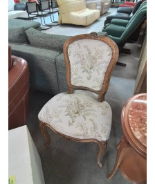 CHAISE ASSISE ET DOSSIER CAPITONNÉ TISSU ÉCRU FLEURI STYLE RÉGENCE 