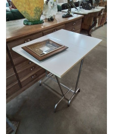 TABLE PLIANTE PIÈTEMENT METAL CHROMÉ PLATEAU BOIS BLANC