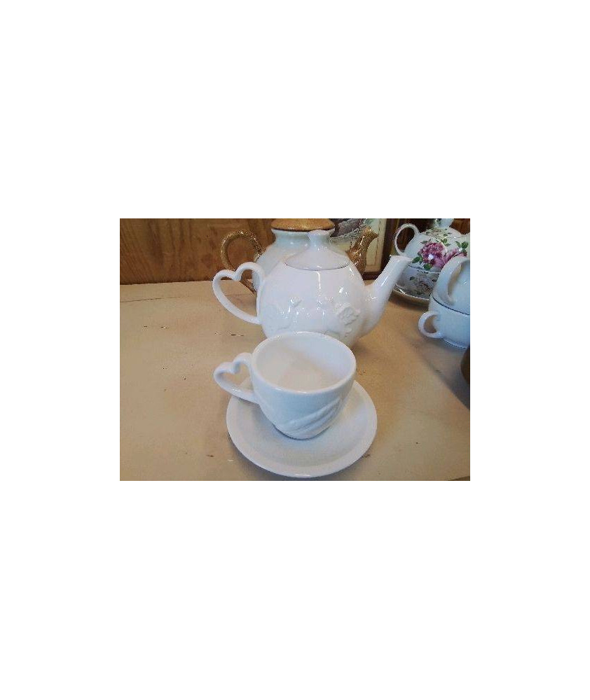 THÉIÈRE BLANCHE ET SA TASSE 