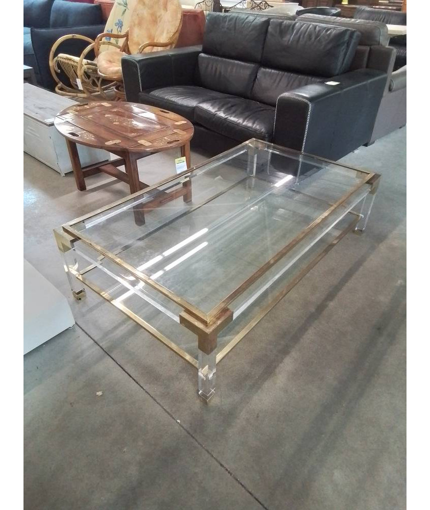 TABLE BASSE RECTANGULAIRE PLEXIGLAS LAITON ET VERRE ANNÉES 70