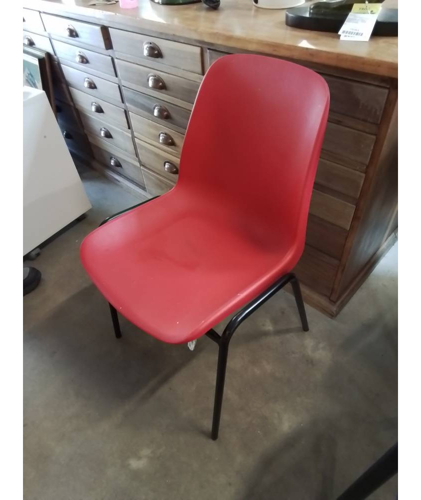 CHAISE D’ACCEUIL RÉSINE ROUGE PIÈTEMENT MÉTAL NOIR