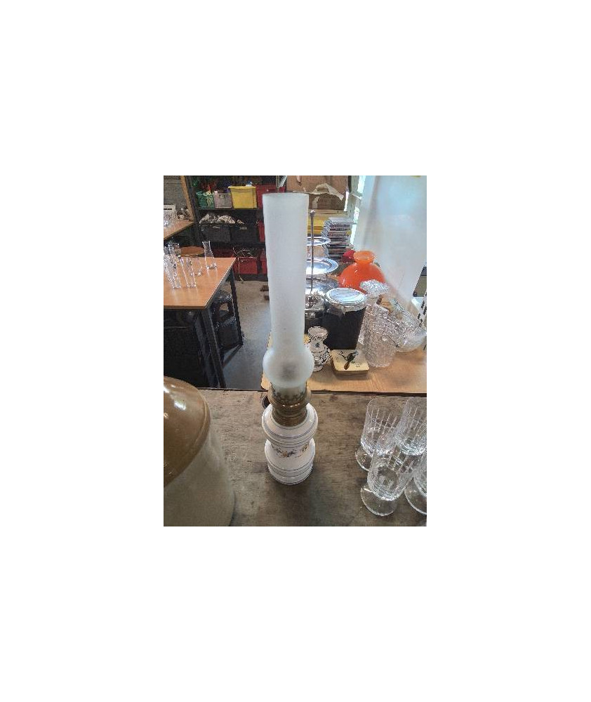 LAMPE A PÉTROLE CÉRAMIQUE ECRU AUX FLEURS LAITON ET VERRE