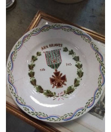 ASSIETTE CÉRAMIQUE AUX BRAVES 1914 1915 TERRE DE FER CHOISY LE ROI EN L\'ÉTAT 