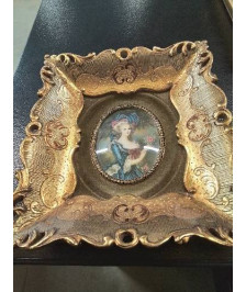 PORTRAIT MÉDAILLON MARIE ANTOINETTE ENCADREMENT BOIS DORÉ STYLE LOUIS XV 