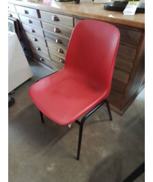 CHAISE D’ACCEUIL RÉSINE ROUGE PIÈTEMENT MÉTAL NOIR