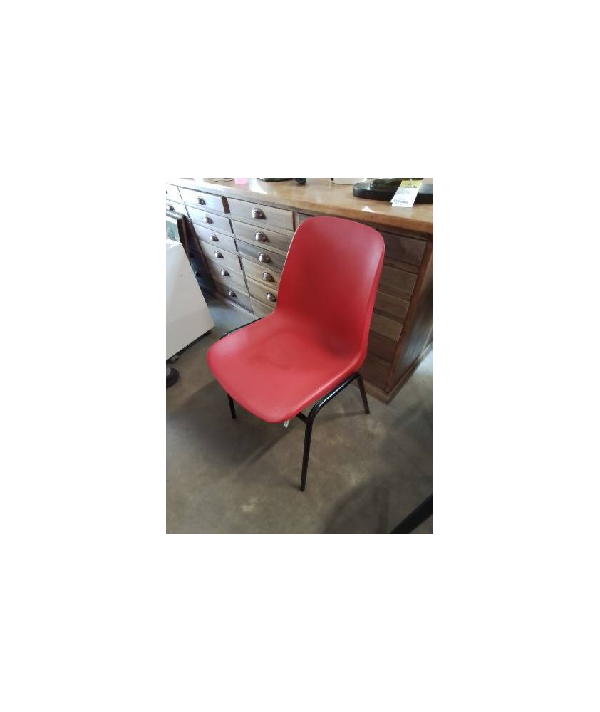 CHAISE D’ACCEUIL RÉSINE ROUGE PIÈTEMENT MÉTAL NOIR