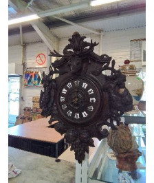 PENDULE FORÊT NOIRE SCULPTÉ AU CERF ET AUX TROPHÉS DE CHASSE FIN XIXE EN L\'ÉTAT 