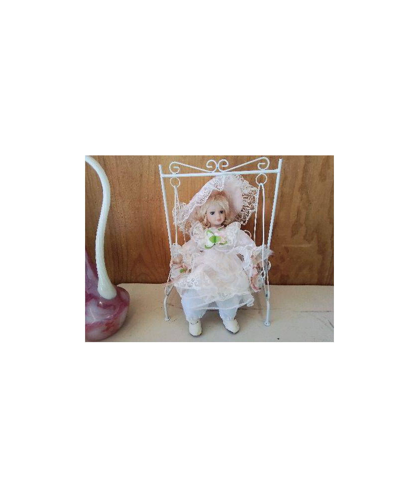 POUPÉE DE PORCELAINE