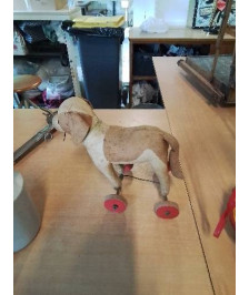 CHIEN A ROULETTES CHIFFON ET TISSU MILIEU XXE 