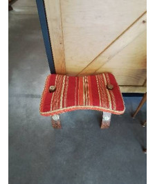 TABOURET DE CHAMELIER BOIS GARNITURES LAITON TISSU ROUGE AVEC COUSSIN
