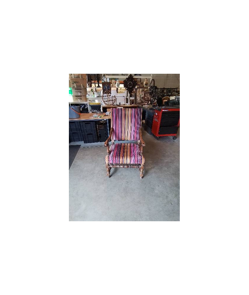 FAUTEUIL STYLE LOUIS XIII TISSU RAYE ACCOTOIRS SCULPTÉ 