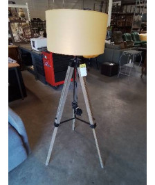 LAMPE TRIPODE BOIS AJ JAUNE 