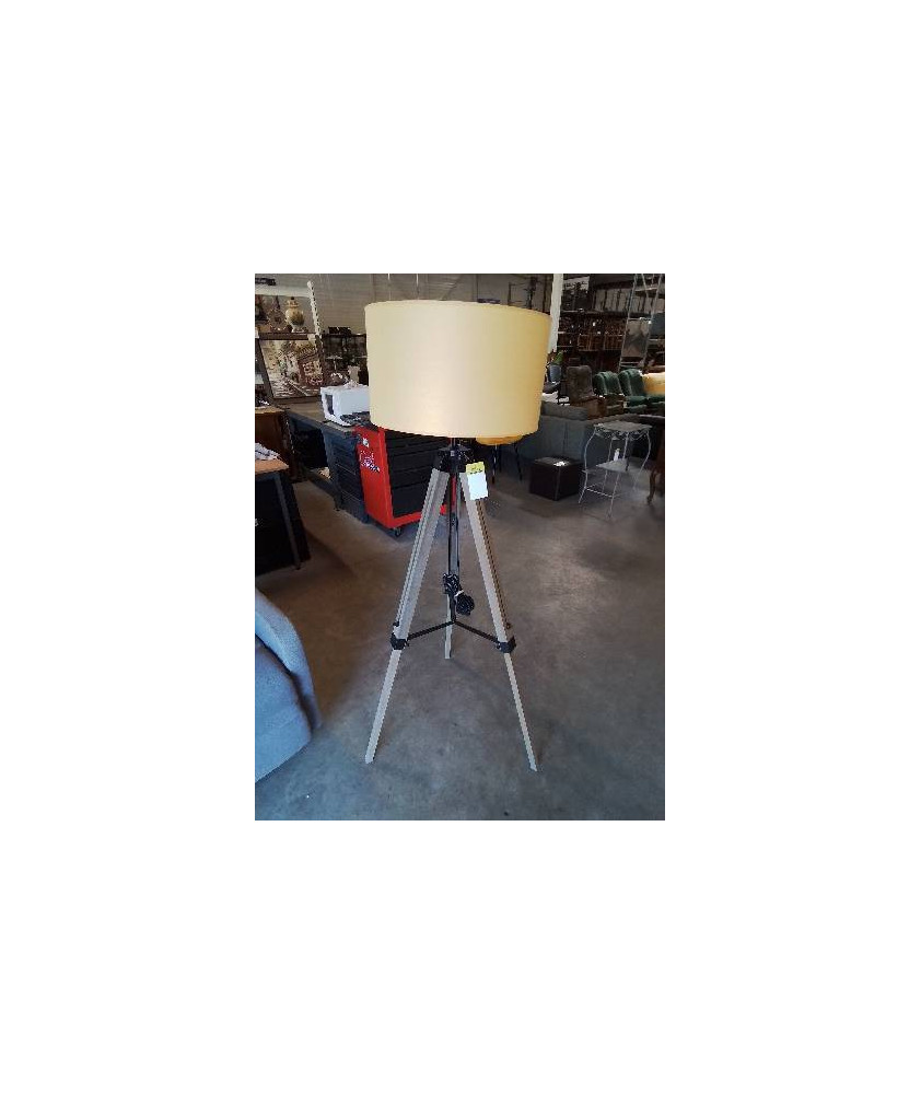 LAMPE TRIPODE BOIS AJ JAUNE 