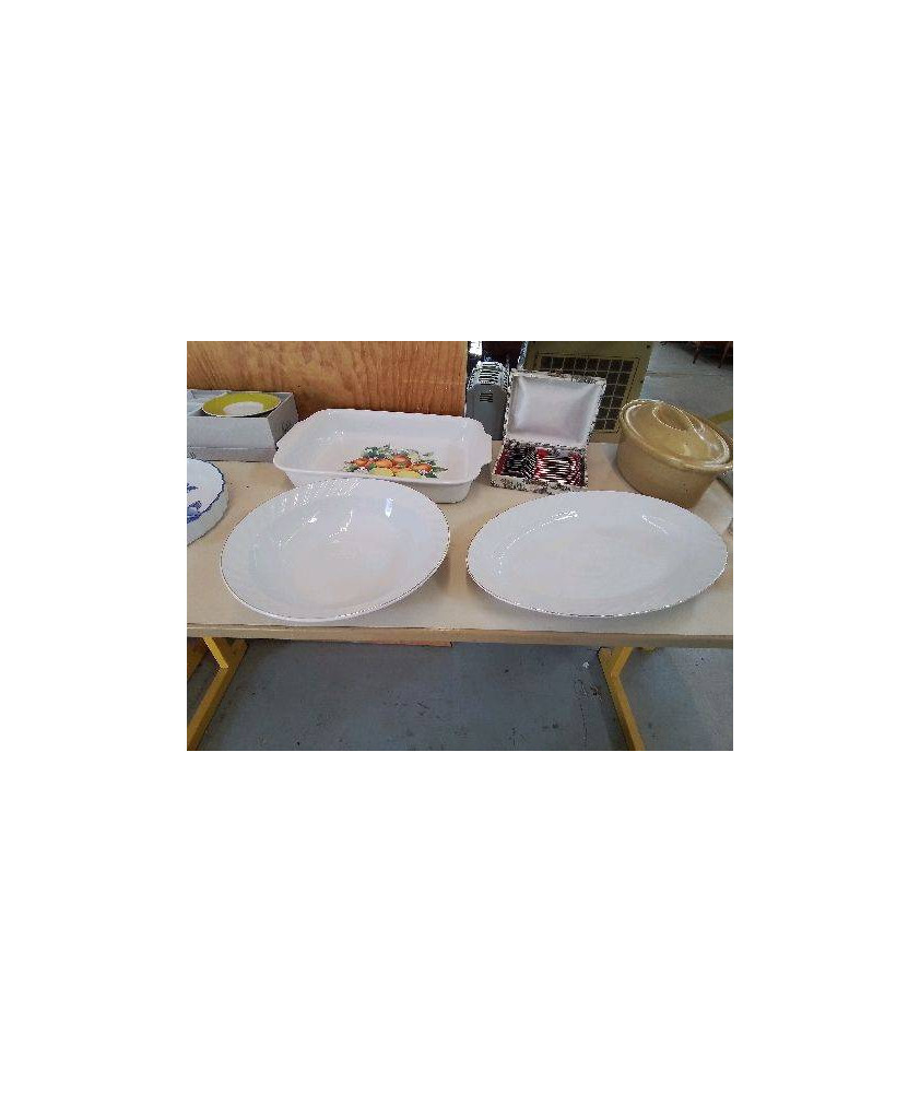 PLAT EN PORCELAINE BORDURE DORÉ 