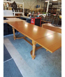 TABLE RECTANGULAIRE A ENTRETOISE EXTENSIBLE BOIS CLAIR 177X95X77CM