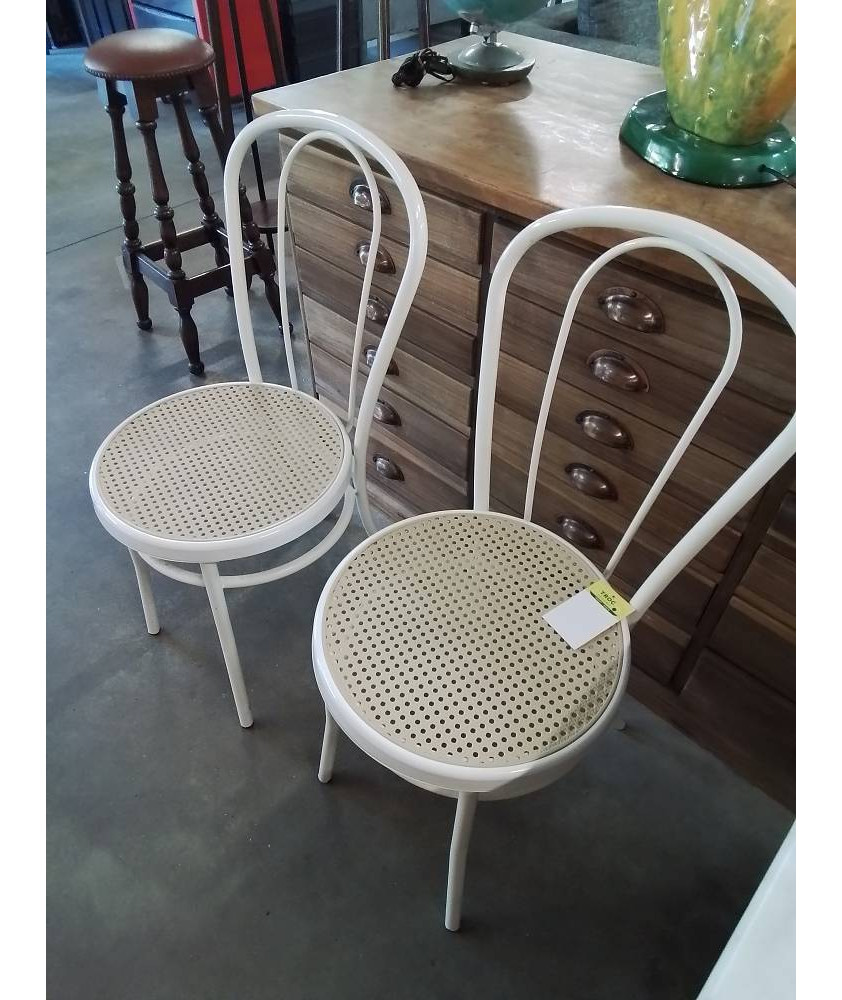 PAIRE DE CHAISES BISTROT PIÈTEMENT MÉTAL BLANC CINTRÉ ASSISE CANNÉE 