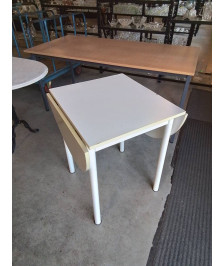 TABLE CARRÉE BOIS BLANC A ABATTANTS 