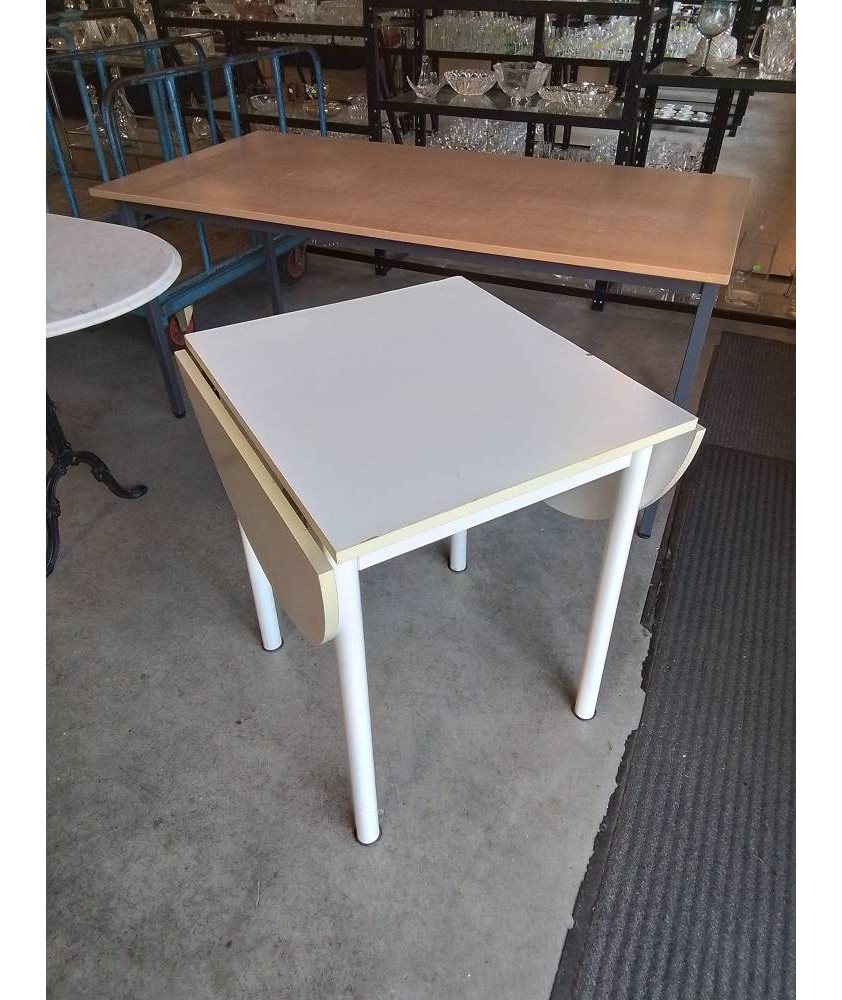 TABLE CARRÉE BOIS BLANC A ABATTANTS 
