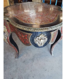 TABLE DE MILIEU VIOLONNÉ BOIS A INCRUSTATION LAITON DANS LE STYLE D\' ANDRÉ CHARLES BOULLE