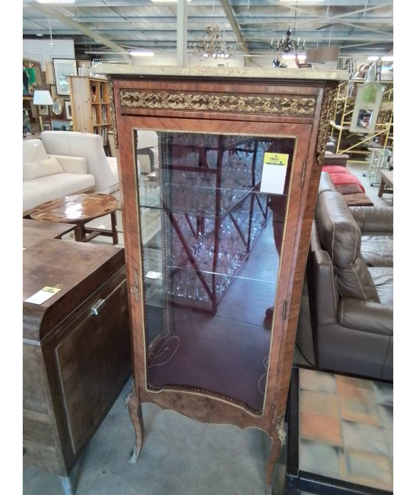 VITRINE BOIS DE ROSE MARQUETÉ GARNITURES BRONZE DESSUS MARBRE ECRU STYLE LOUSI XVI