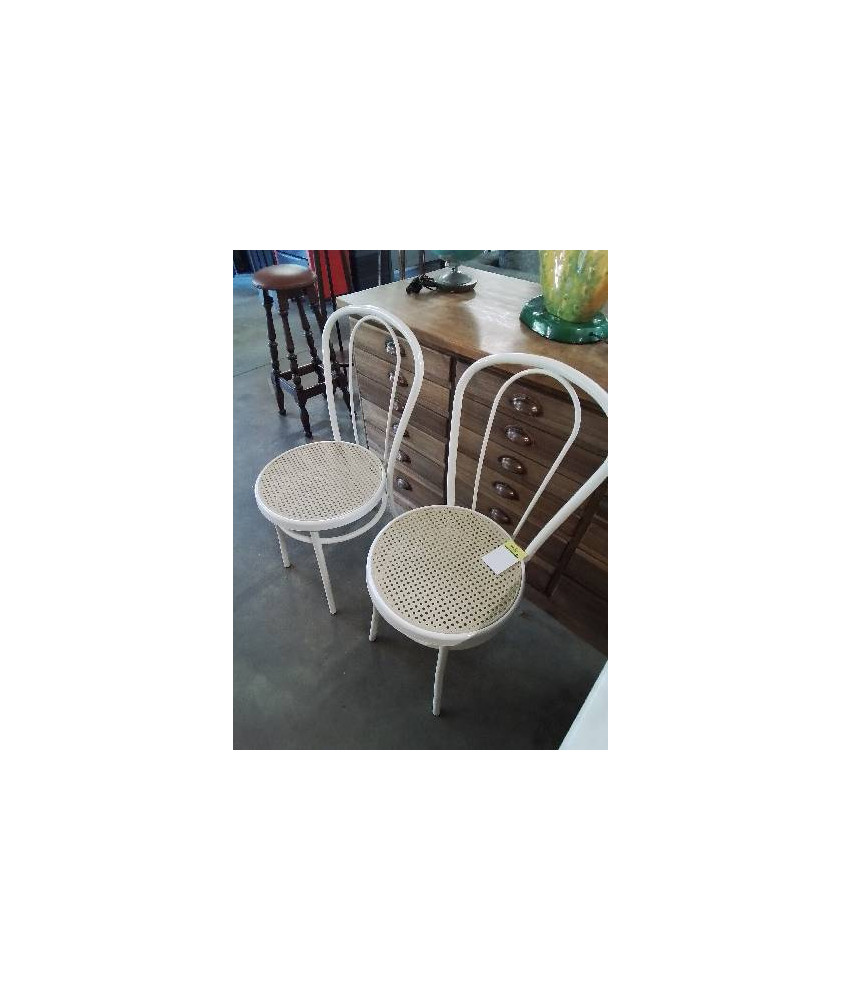 PAIRE DE CHAISES BISTROT PIÈTEMENT MÉTAL BLANC CINTRÉ ASSISE CANNÉE 