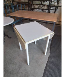 TABLE CARRÉE BOIS BLANC A ABATTANTS 