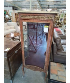 VITRINE BOIS DE ROSE MARQUETÉ GARNITURES BRONZE DESSUS MARBRE ECRU STYLE LOUSI XVI