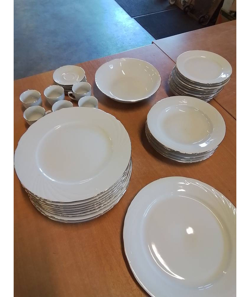 SERVICE 44 PIÈCES PORCELAINE BLANC ET DORÉ 