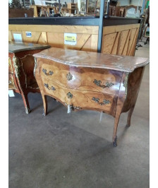 COMMODE CINTREE  STYLE LOUIS XV MARQUETERIE FERRURES BRONZE