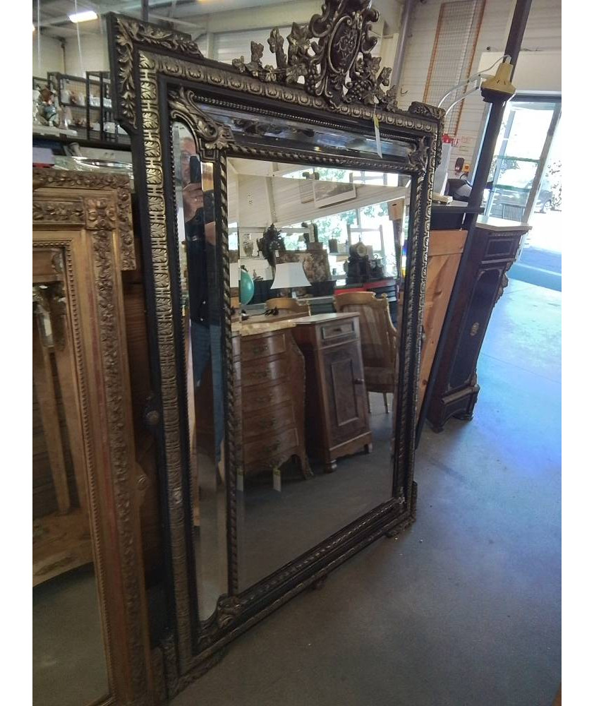 MIROIR NAPOLÉON III A PARCLOSES BOIS ET STUC NOIRCI ET DORE 110X164